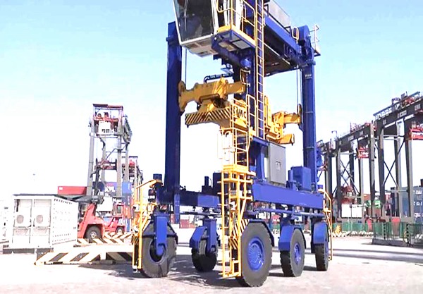 江苏南通集装箱跨运车的行驶方式是怎样的 