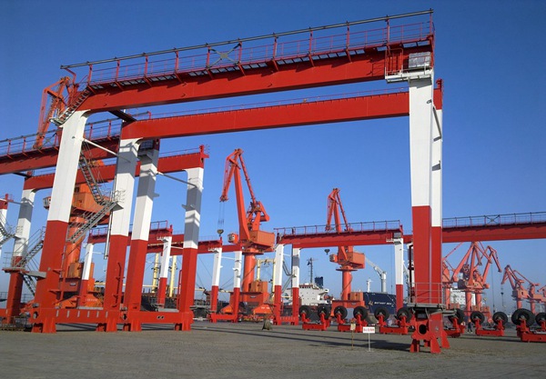 空箱与重箱吊运时，操作方式和安全控制有哪些不同要求