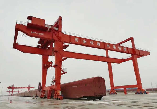 福建漳州龙门吊厂家轨道式 / 轮胎式集装箱龙门吊选型依据