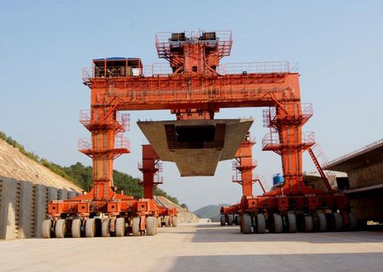 城市高架桥建设，为什么常选用轮胎吊进行吊装作业