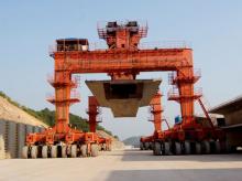 城市高架桥建设，为什么常选用轮胎吊进行吊装作业